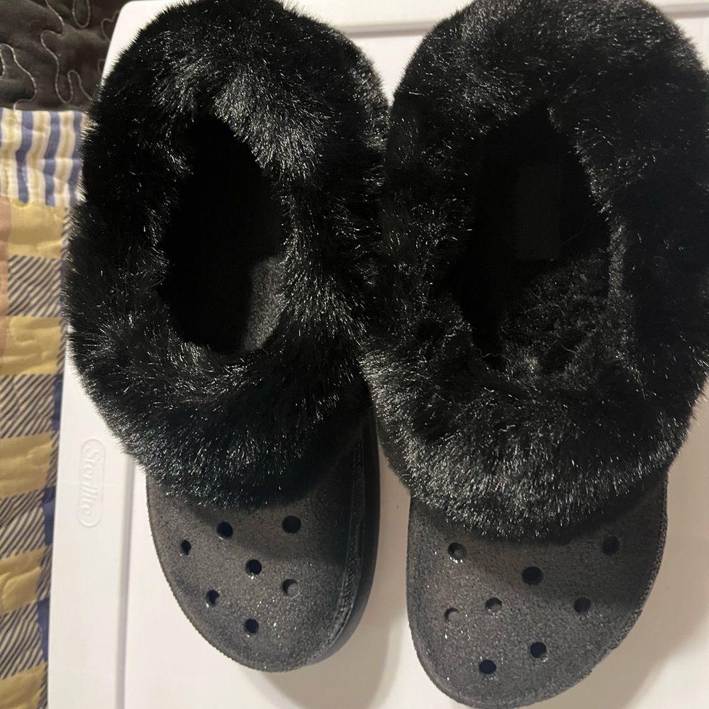CROCS Black Fuzzy Slippers